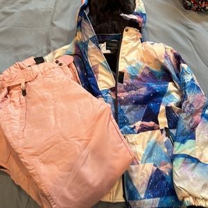 Wantdo Girls ski set. Jackets and pants. Size 14-16.  EUC. Very warm.